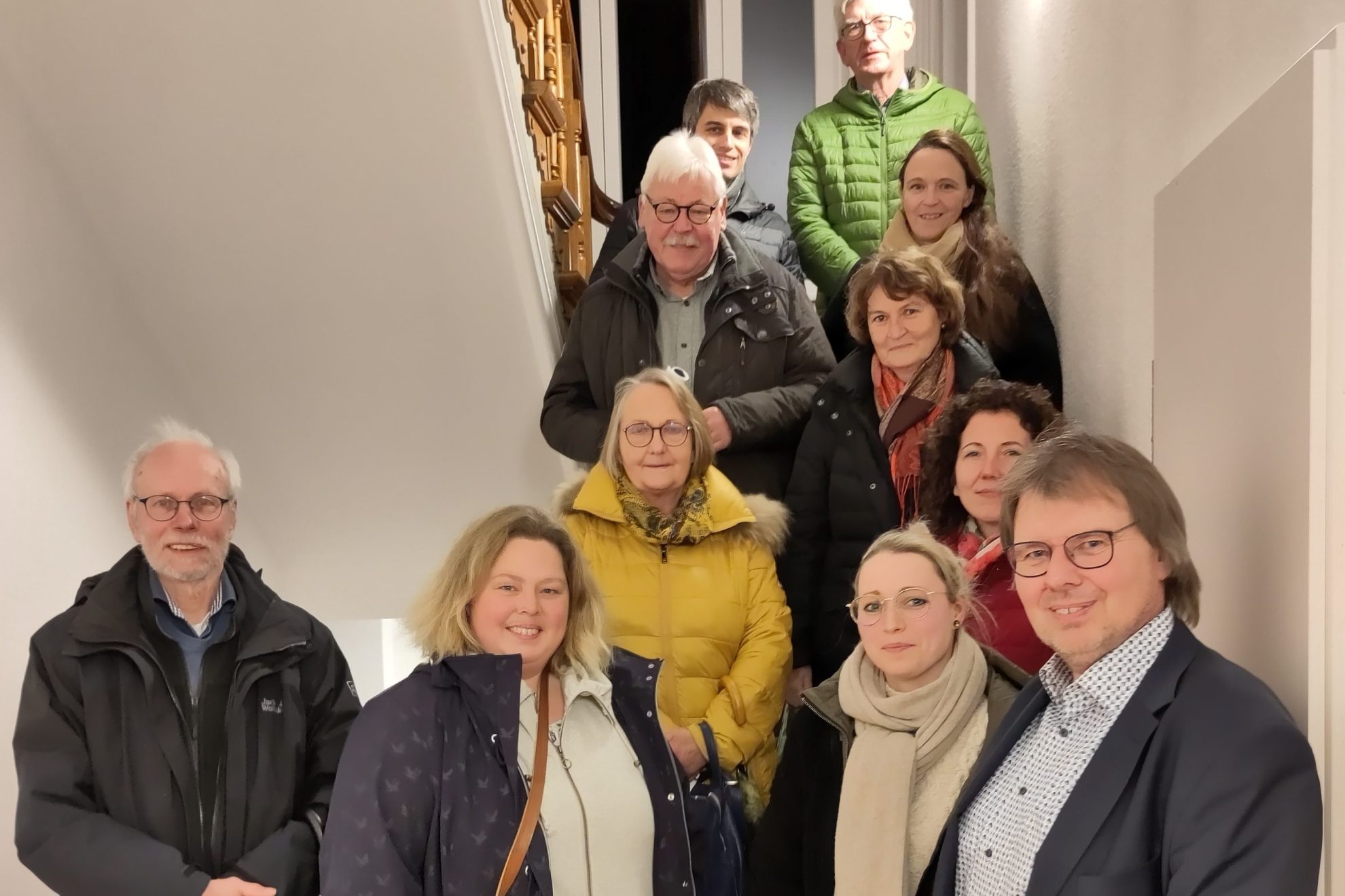 Mitglieder der SPD-Kreistagsfraktion Lippe und der Ratsfraktion Detmold besuchen zusammen mit der Kämmerin der Stadt Detmold Dr. Miriam Mikus (2. Reihe rechts) die Herberge zur Heimat, wo Leiter Matthias Neuper (1.vr) und Carina Brodehl (2.vr) sie über die Wohnungslosenhilfe informieren. Im Bild von links unten: Dr. Bernd Groeger, Ilka Kottmann, Charlotte Thomale-Friesenhahn, Corinna Peter-Werner, Erhard Friesenhahn, Katrin Freiberger, Kai Kottmann, Andreas Wilde